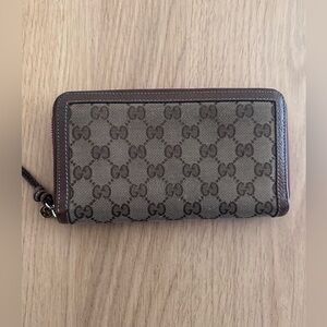 Gucci GG Supreme Canvas Zip Wallet